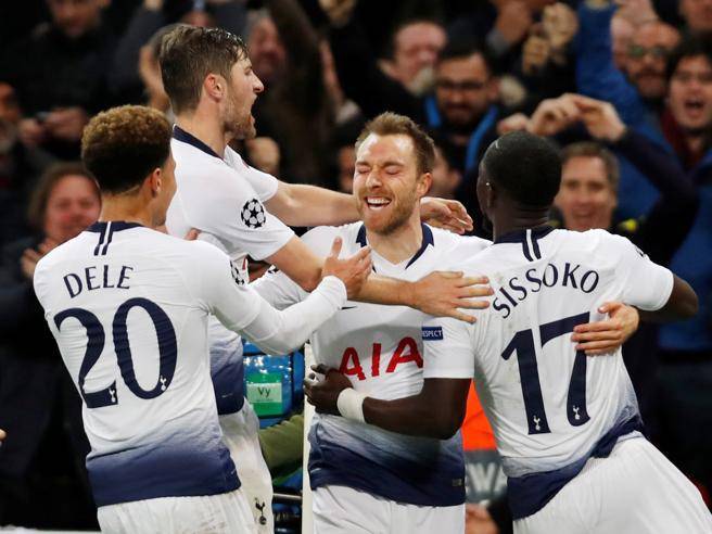 Soccer Football - Champions League - Group Stage - Group B - Tottenham Hotspur v Inter Milan - Wembley Stadium, London, Britain - November 28, 2018  Tottenham's Christian Eriksen celebrates with team mates after scoring their first goal   Action Images via Reuters/Paul Childs