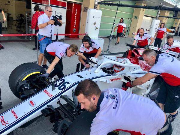 Antonio Giovinazzi Sauber F1 Test Abu Dhabi Pirelli