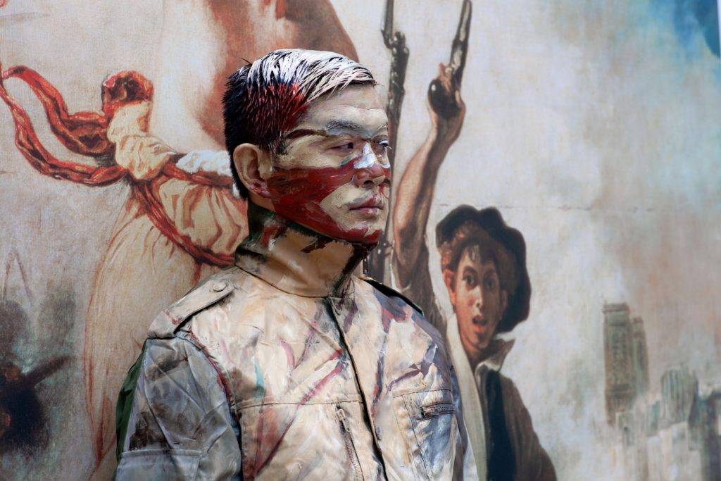 Vediamo da vicino uno dei modelli di Liu Bolin, da questa prospettiva vediamo le linee del body painting, che nella prosepettiva
della foto fonderanno il soggetto umano con il dipinto rinascimentale alle sue spalle. 