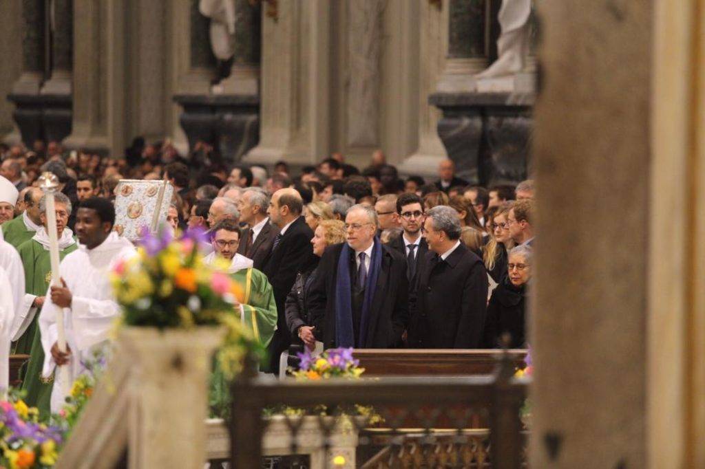 Una grande folla occupa San Giovanni in Laterano per l'anniversario della Comunità di Sant'Egidio. In prima fila vediamo Andrea Riccardi