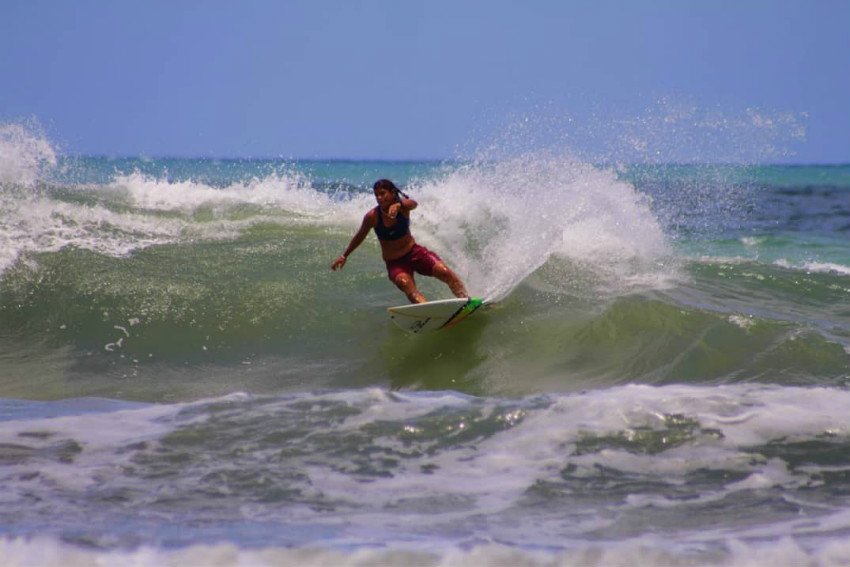 “Luzimara in uno scatto mentre cavalca le onde – Photo Credit: www.surfbahia.com.br”  campionessa di surf