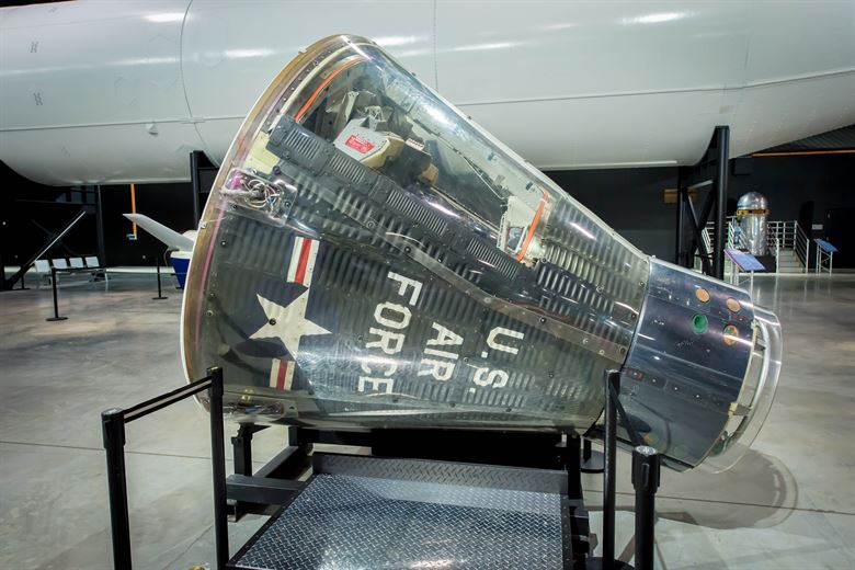Una capsula spaziale a forma di imbuto porta il marchio dell'USAirfrorce. Si tratta della Gemini 3, inviata nello spazio il 23 marzo 1965