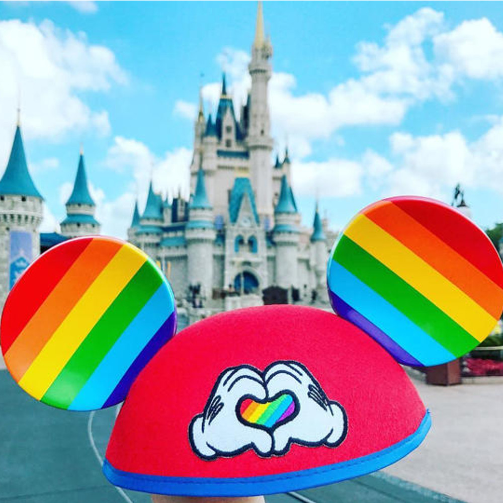 Il cappellino Disney con le orecchie di Topolino con i colori a sostegno della comunità gay.