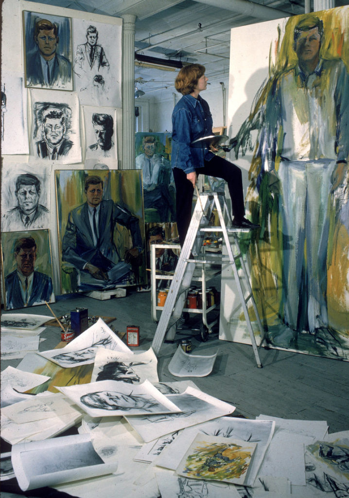 Elaine de Kooning nel suo studio con i suoi bozzetti del ritratto di John F. Kennedy. 
(foto dal web)
5 grandi artisti nati il 12 marzo