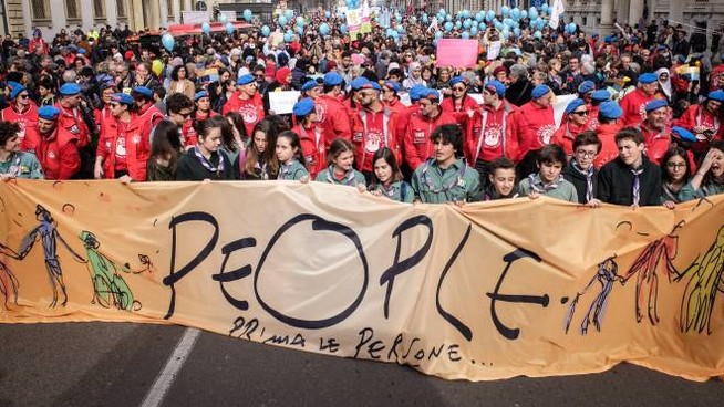 "People, prima le persone": Manifestazione in corso a Milano. Fonte Il Giorno
