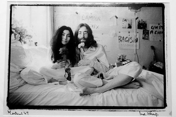 Yoko Ono e John Lennon durante il loro bed-in ad Amsterdam, 1969. 
(foto dal web) 
#MMIToday|Equinozio di primavera