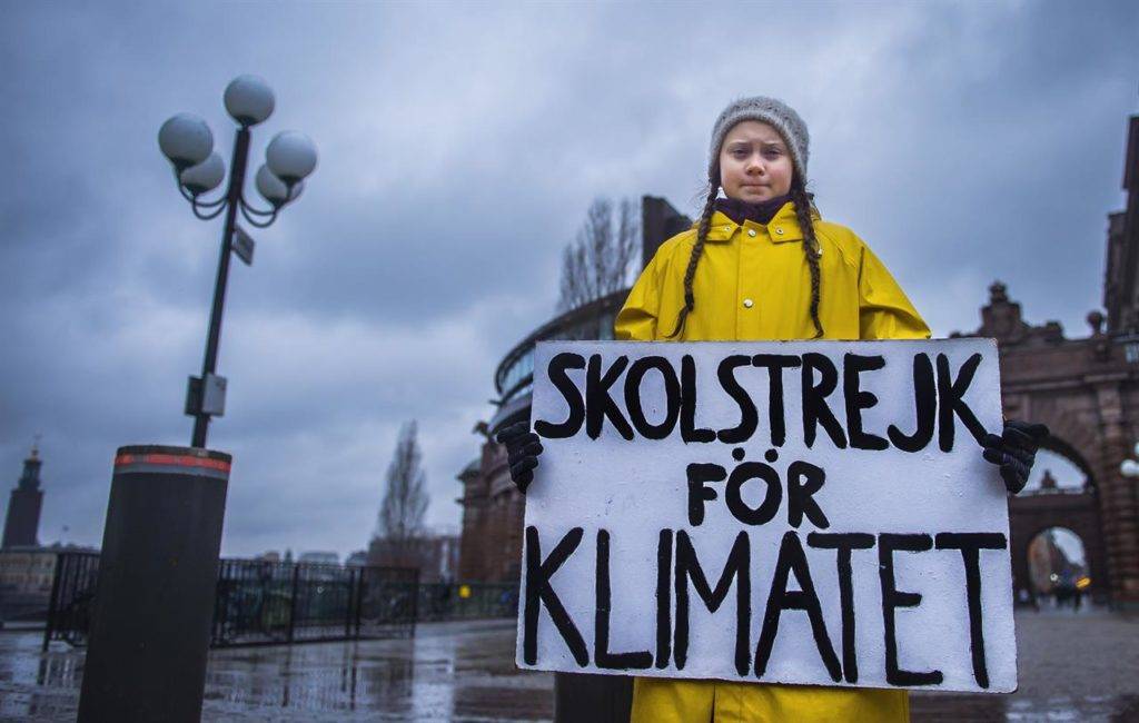“Greta che protesta davanti al Parlamento svedese – Photo Credit: www.linkiesta.it”

greta thunberg