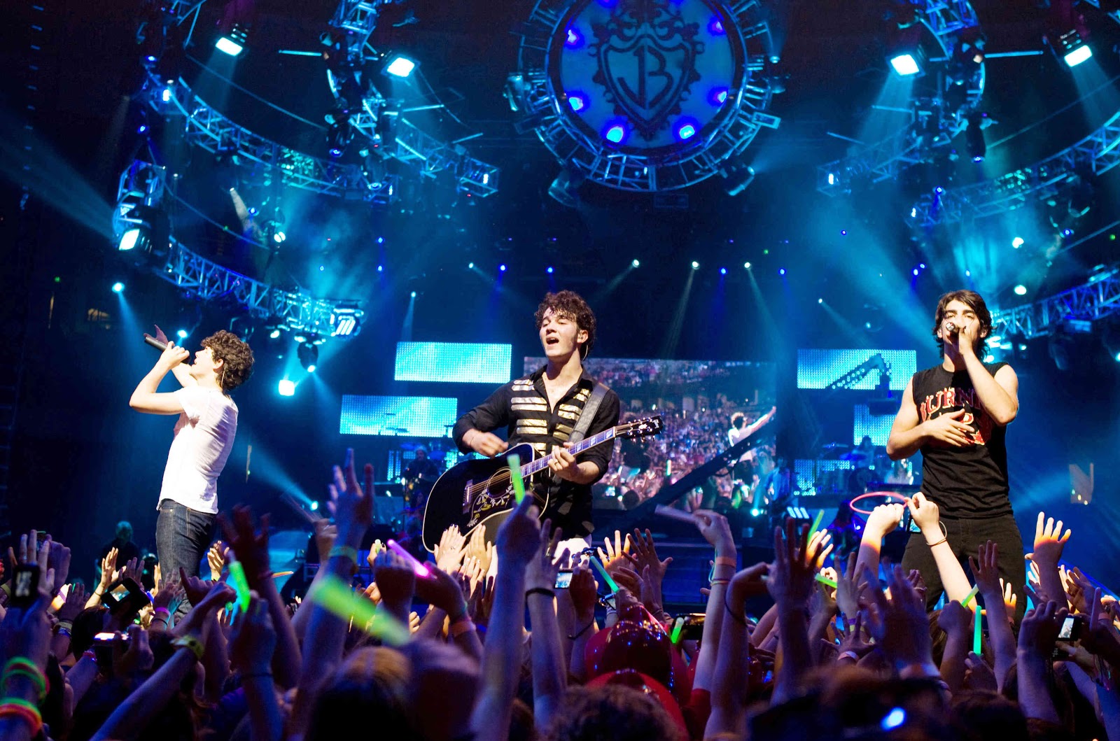 I Jonas Brothers cantano durante un loro concerto.