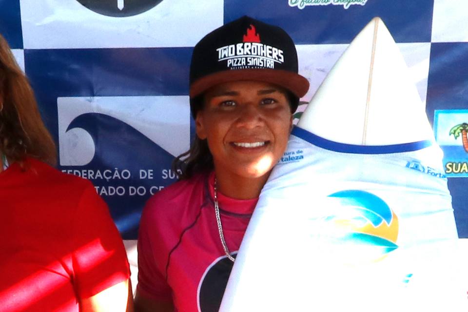 “Luzimara durante una premiazione – Photo Credit: ricosurf.com.br”  campionessa di surf