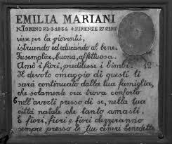 Lapide commemorativa, riporta quanto segue: EMILIA MARIANI N. Torino 23 marzo 1854 - M. Firenze 27 febbraio 1917. Visse per la gioventù, istruendo ed educando al ben. Fu semplice, buona, affettuosa. Amò i fiori, predilesse i bimbi. Il devoto omaggio di questi ti sarà continuato dalla tua famiglia, che solamente ora trova conforto nell'averti presso di sé, nella tua città natale che tanto amati. E fiori, fiori e fiori olezzeranno sempre presso le tue ceneri benedette.