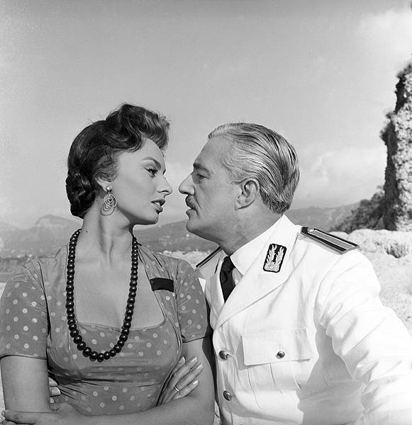 Vittorio de Sica, vincitore del premio David di Donatello per il miglior attore protagonista (1956) in una scena del film Pane, amore e ... con Sophia Loren. (immagine dal web)