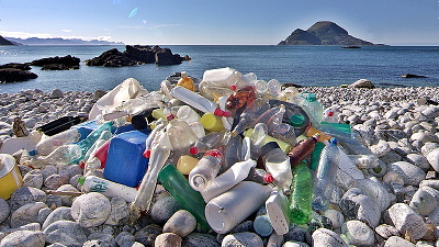 bottiglia plastica in spiaggia