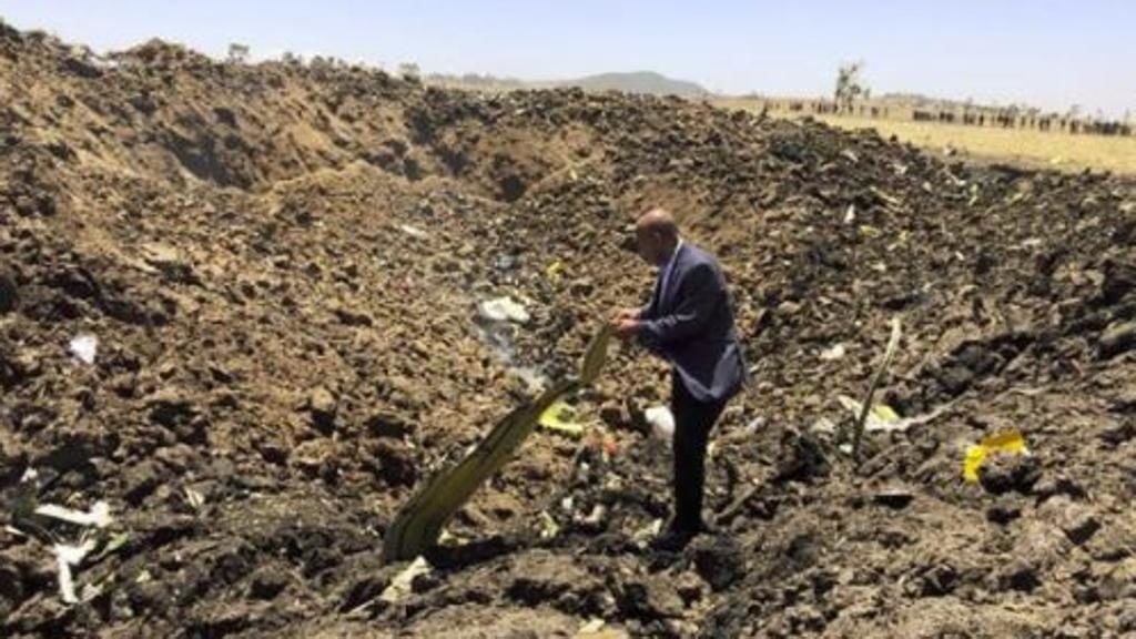 “L’amministratore delegato della Ethiopian Airlines sul luogo in cui si è schiantato il Boeing – Photo Credit: www.lastampa.it”  boeing