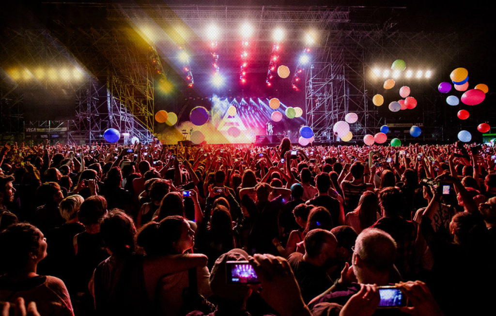 Musica e palloncini colorati sul grande palco (Fonte: Musicaccia.com)
