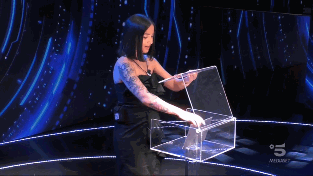 “Serena e la lettera mandatale dalla sua madre biologica – Photo Credit: www.tgcom24.mediaset.it”
grande fratello 16