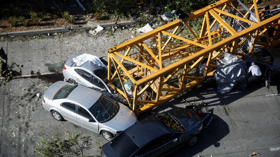 “Le auto schiacciate dal crollo – Photo Credit: www.blitzquotidiano.it”  gru