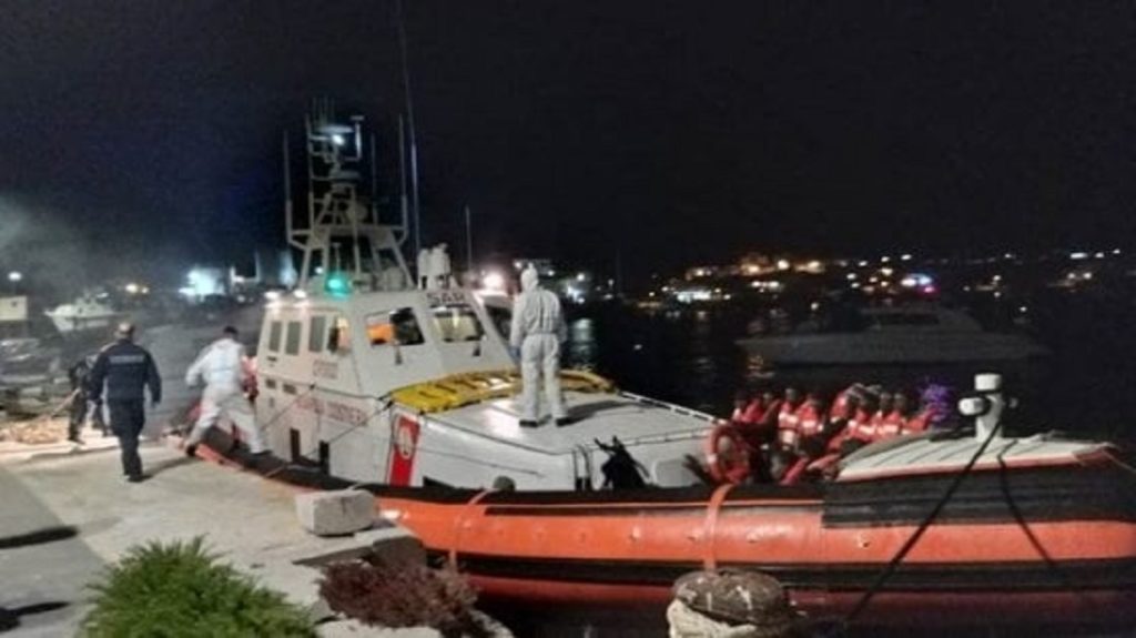 “Lo sbarco dei migranti – Photo Credit: www.repubblica.it”  sbarco sea watch