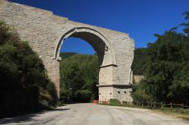 Il ponte di Augusto a Narni: si conserva un'arcata in mattoncini bianchi