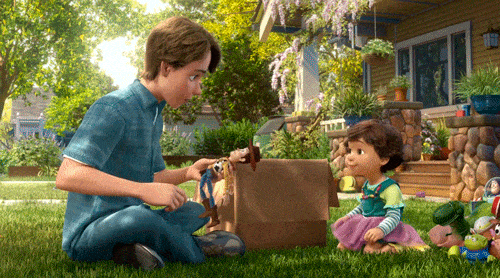 Andy mostra i suoi vecchi giocattoli a Bonnie nel finale di Toy Story 3.