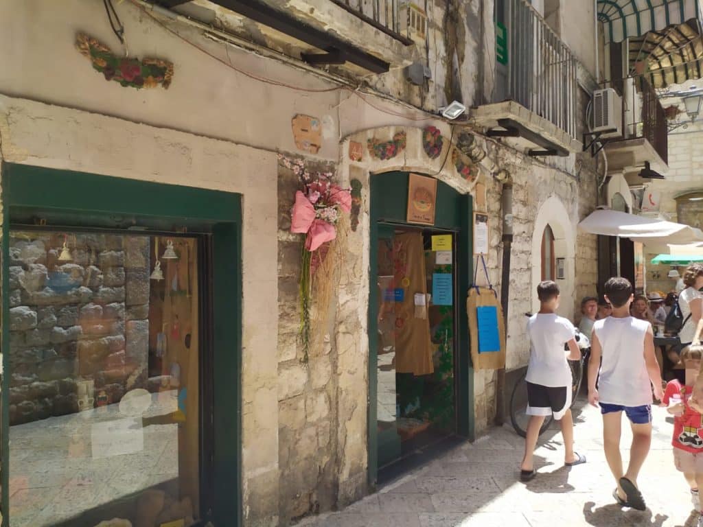 La bottega dell’artigiana 57enne Maria Pina Cile che dal 2006 lavora nel quartiere storico