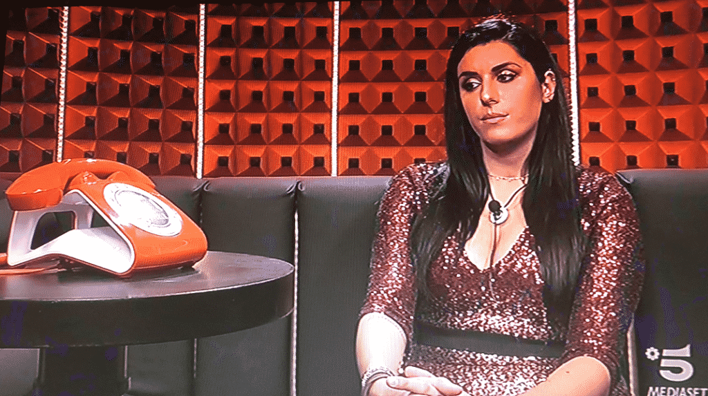 “Valentina in attesa della chiamata del fidanzato Lorenzo - Photo Credit: www.mediasetplay.mediaset.it”

semifinale