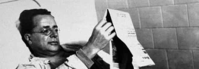 Palmiro Togliatti ricoverato il 14 luglio 1948, inseguito all'attentato, è sul letto di ospedale che legge il giornale, su cui è sicuramente riportata la notizia che lo riguarda in prima persona.