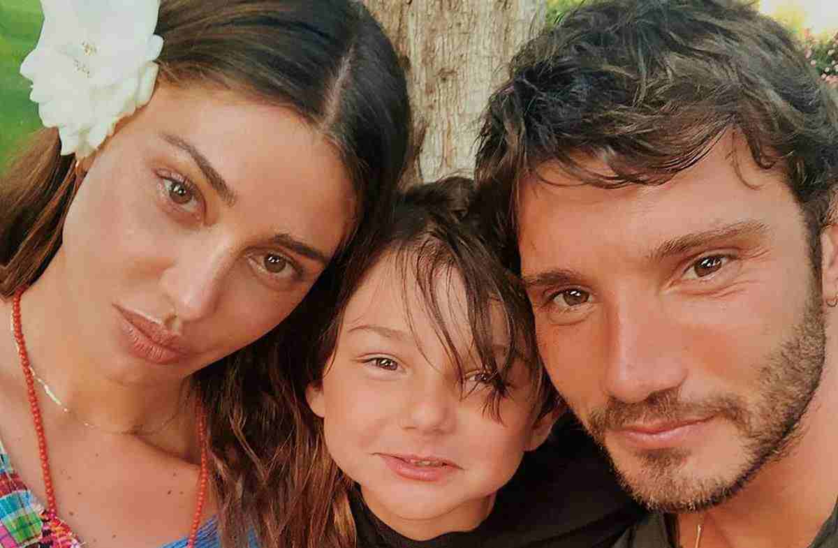 I 30 anni di Stefano De Martino tra famiglia e grandi assenti