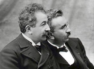 I fratelli Lumiére in una foto in bianco e nero, si somigliano molto, hanno entrambi il naso aquilino e i baffi, ma uno dei due porta gli occhiali