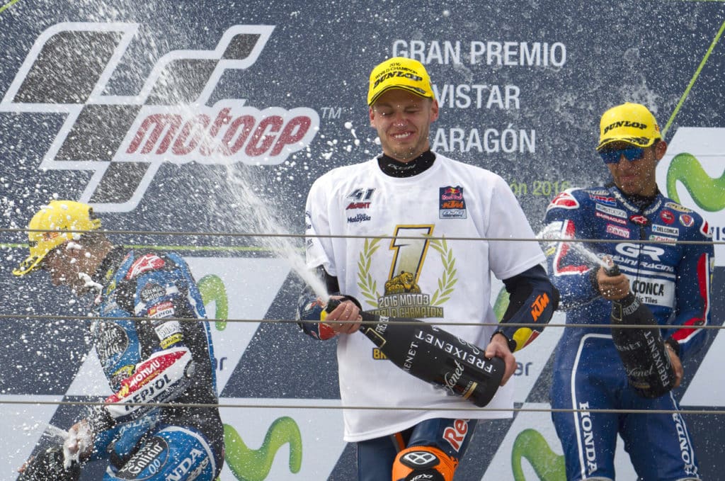 Brad Binder festeggia la vittoria del mondiale Moto3