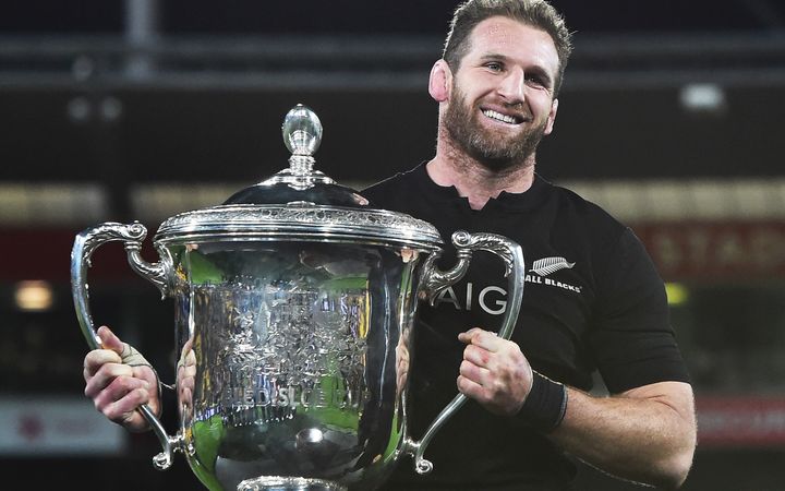 Kieran Read alza la bledisole cup durante il rugby championship