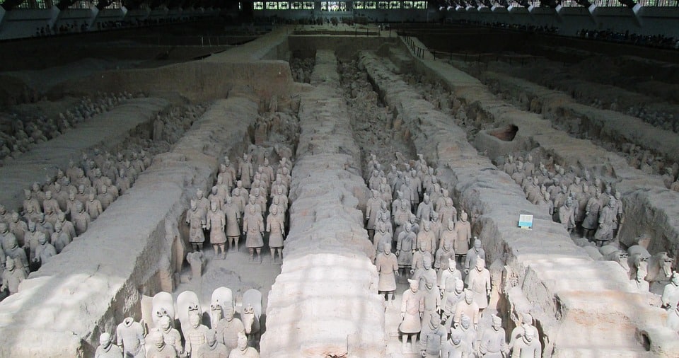 Negli scavi archeologici di un sito di sepoltura vediamo centinaia di figure umane in terracotta