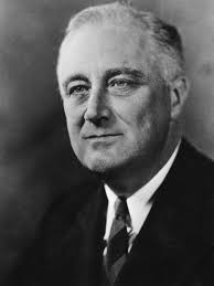Franklin Delano Roosevelt in uno scatto in bianco e nero. Evidente la mascella squadrata e i capelli bianchi