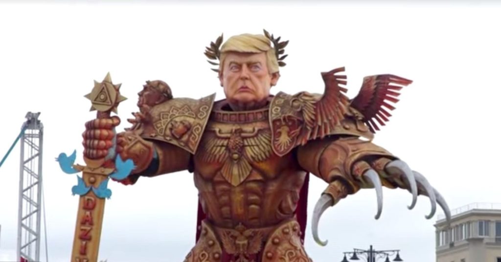 Trump raffigurato come il Dio Imperatore di Warhammer durante il Carnevale di Viareggio. Altro elemento interessante per capire il legame tra fantasy e politica