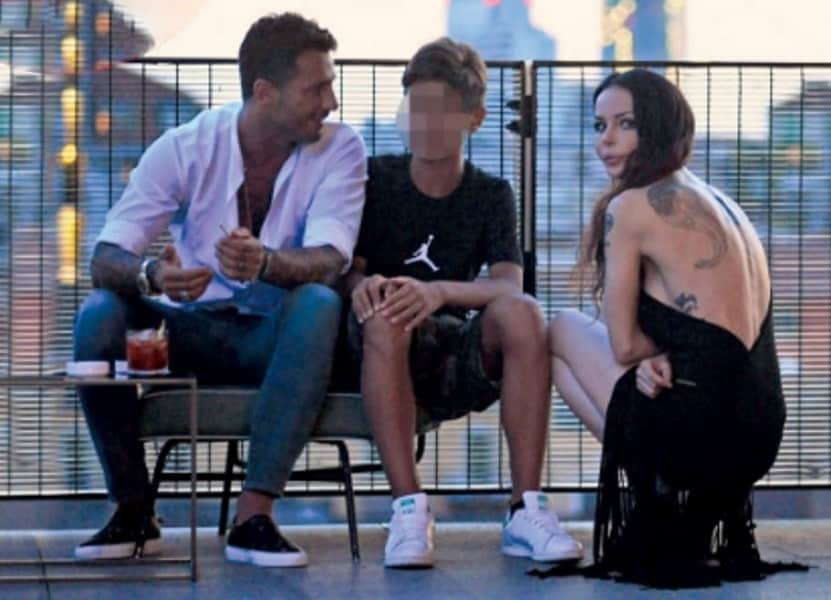 “Nina Moric con Fabrizio Corona e Carlos in occasione del quattordicesimo compleanno del loro figlio – Photo Credit: www.today.it”