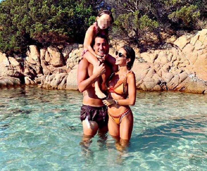 “Sabrina Ghio in vacanza in Sardegna con la figlia e il compagno – Photo Credit: www.gossip.it”