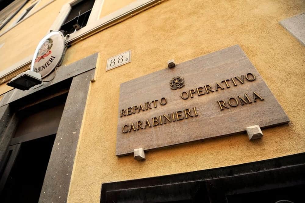 Carabiniere ucciso, la foto del sospettato bendato: l’Arma disapprova