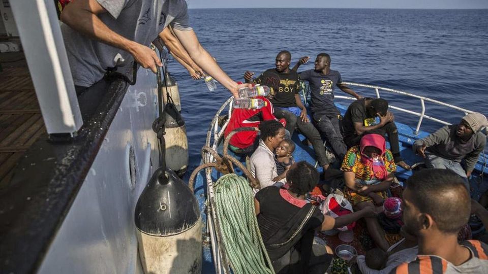 niente Malta e niente Italia per i migranti di Alex Mediterranea.