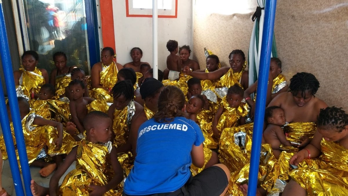 Migranti, la Mare Jonio soccorre un gommone carico di bambini Migranti