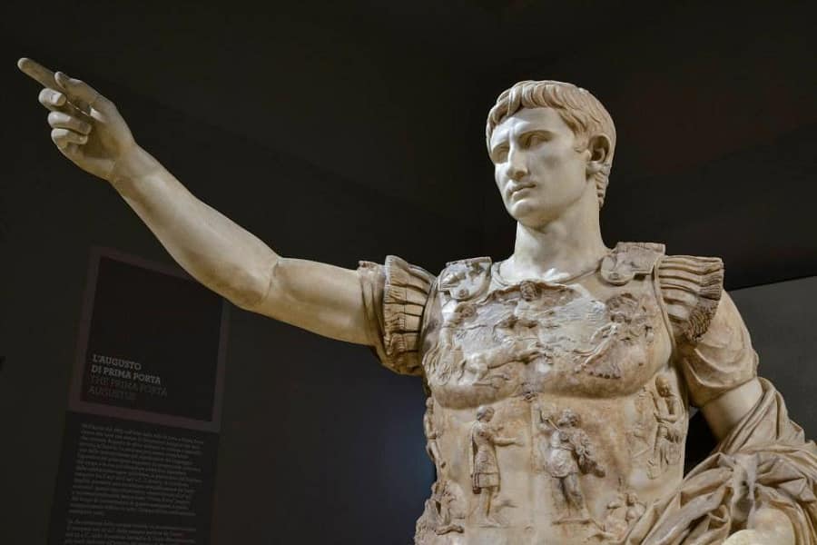  “Il busto di Ottaviano Augusto, imperatore omano che diede il nome alla festività di Ferragosto”