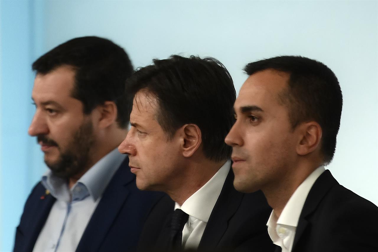 Crisi di Governo, Lega-M5S spaccati. Elezioni o rimpasto? Salvini, Conte e Di Maio (Linkiesta)