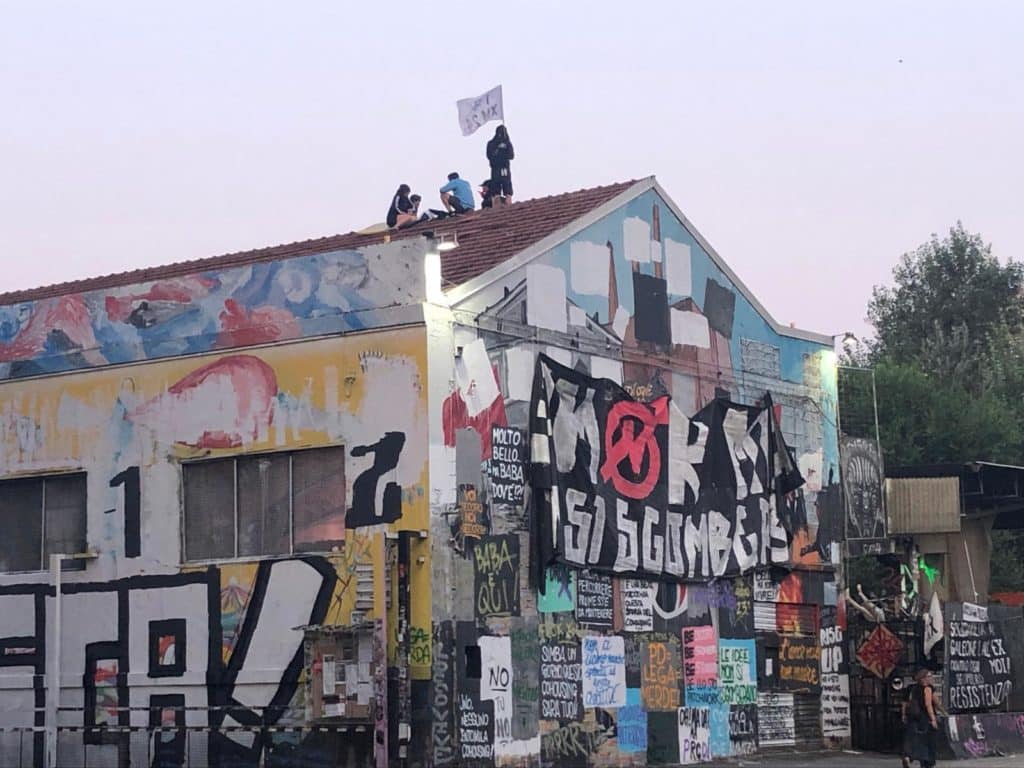 “Attivisti sul tetto del centro sociale di Bologna – Photo Credit: www.tgcom24.mediaset.it”