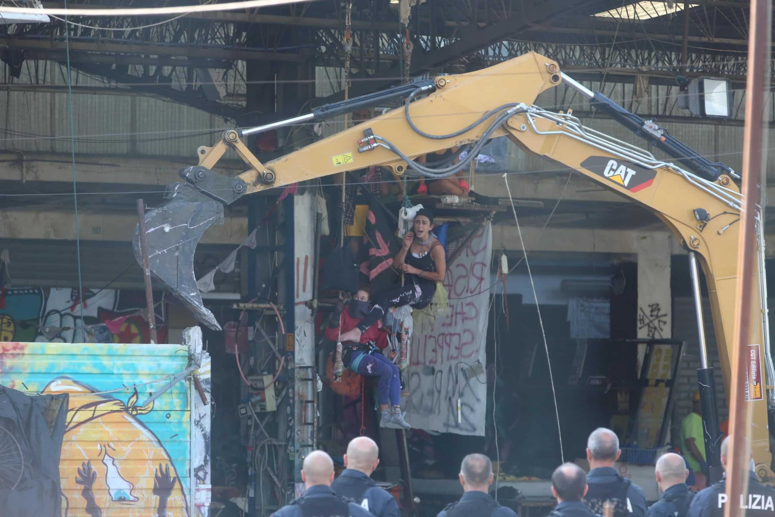 Bologna: sgombero del centro sociale Xm24, attivisti in rivolta ma c’è la trattativa