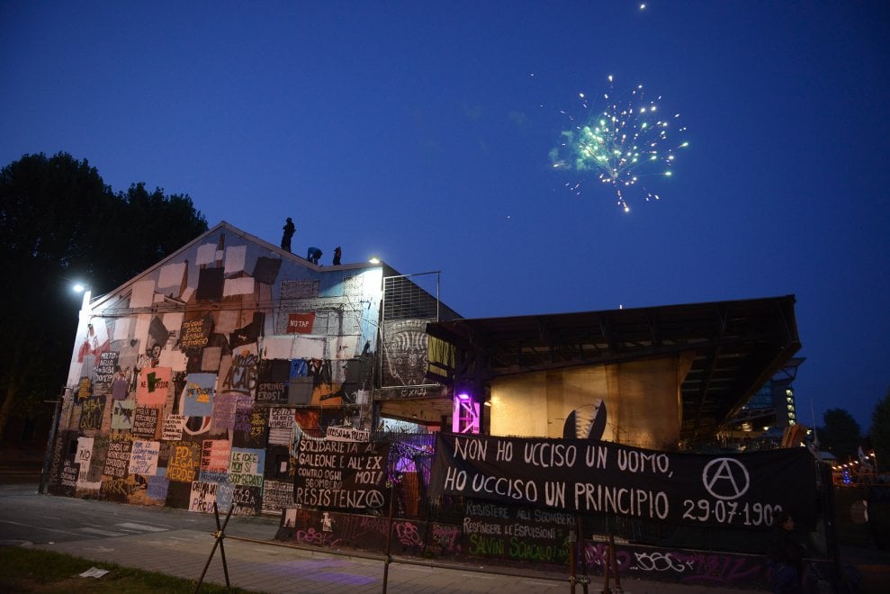 “Le forze dell’ordine accolte dagli attivisti con i fuochi d’artificio sopra lo stabile dell’Xm24 a Bologna – Photo Credit: bologna.repubblica.it”