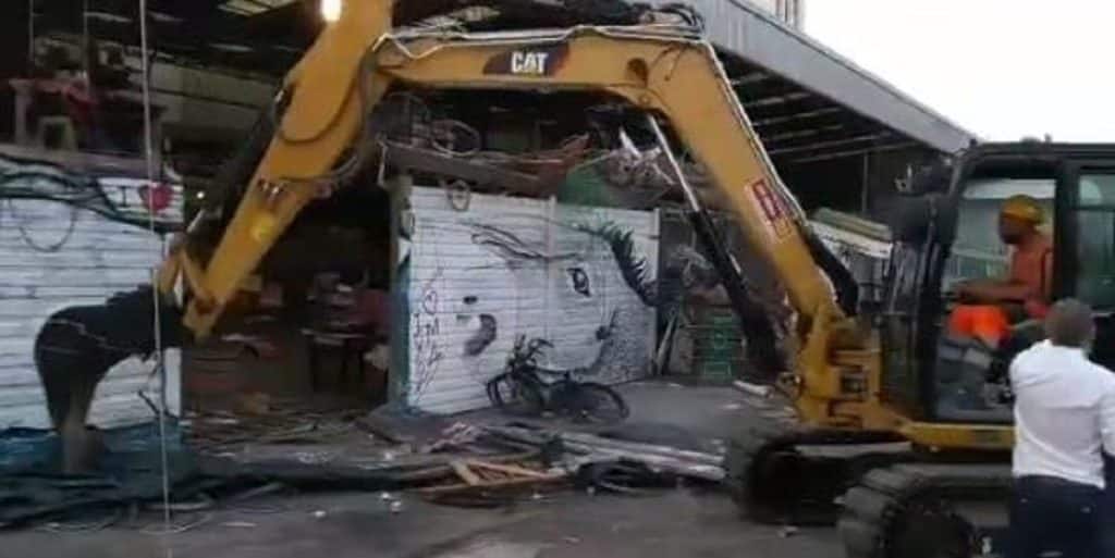 “Ruspa in azione sul cortile dell’Xm24 a Bologna – Photo Credit: www.tgcom24.mediaset.it”
