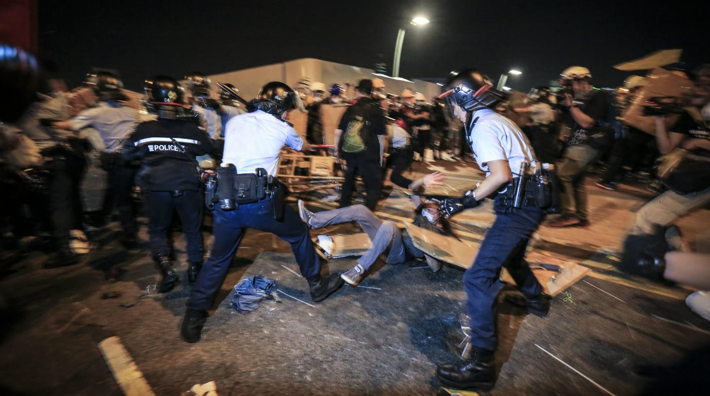 Hong Kong: scontri sempre più violenti e arresti hong kong