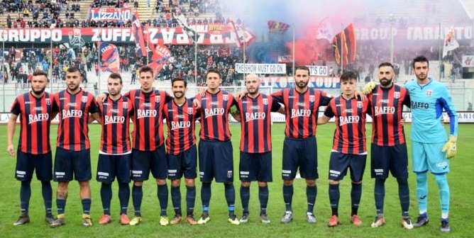 Gli 11 uomini del Taranto schierati per la consueta foto di rito prepartita