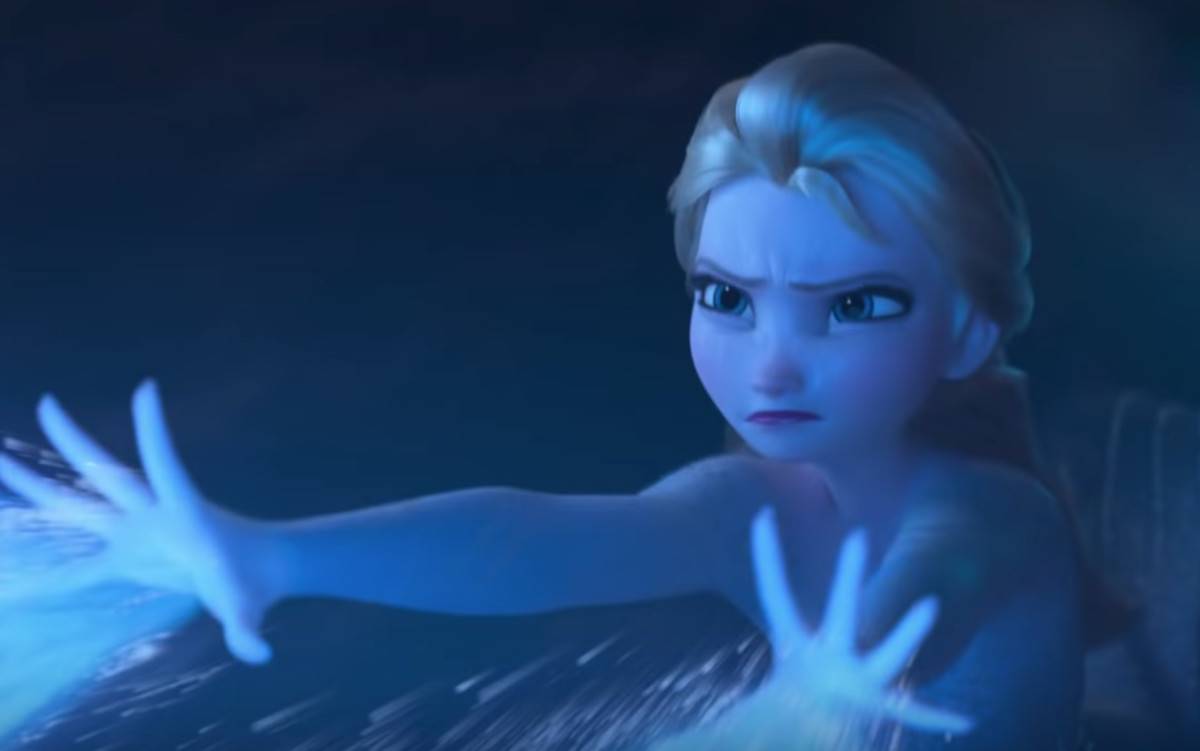 Elsa da Frozen usa i suoi poteri di ghiaccio.