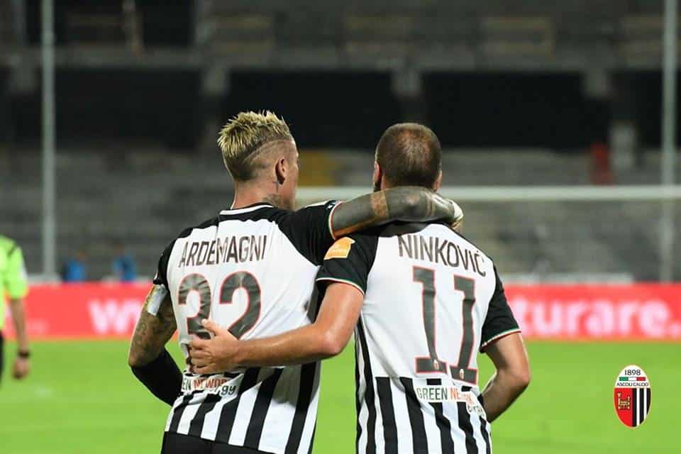 Ardemagni e Ninkovic si abbracciano dopo un gol