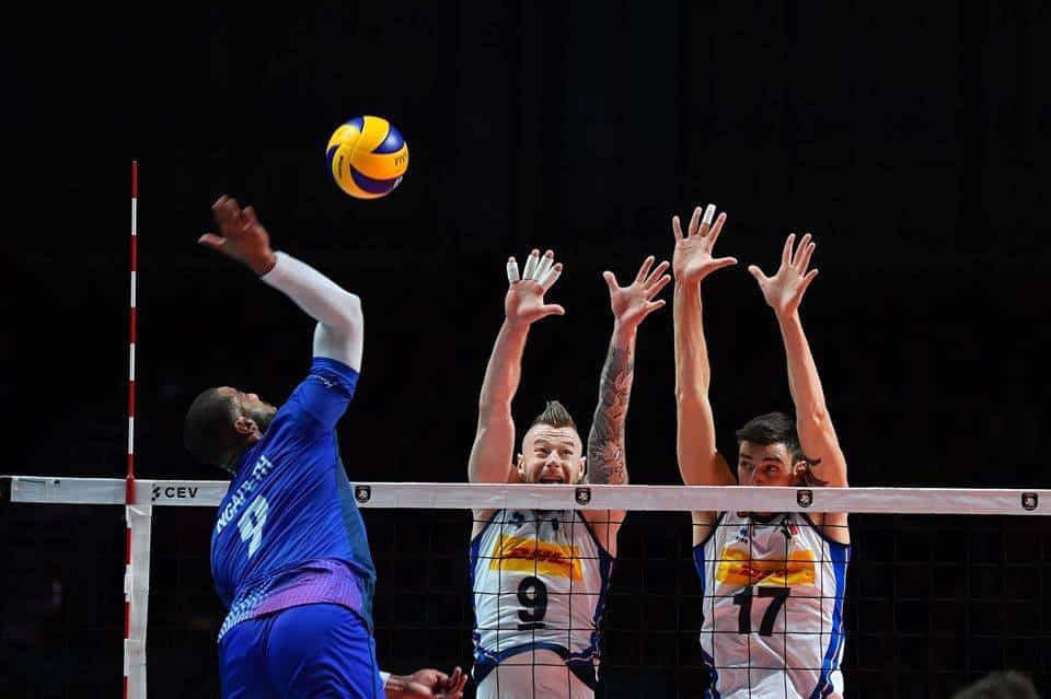 Zaytsev e Anzani nel tentativo di murare Ngapeth in Francia-Italia 3-0