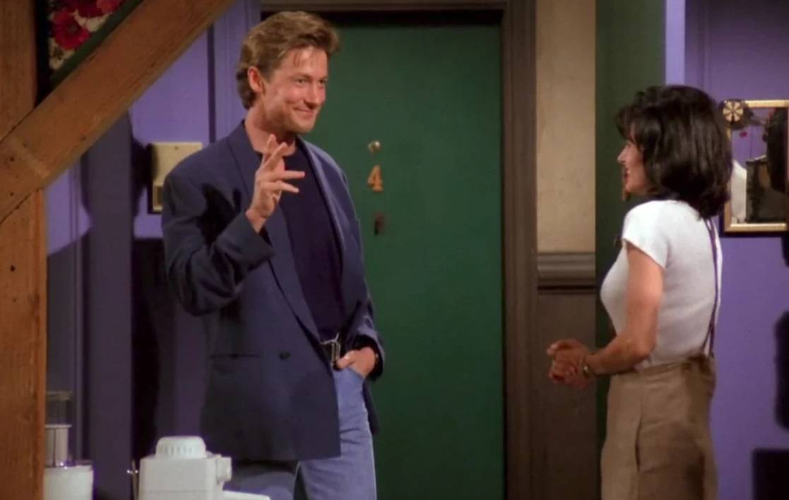 Monica e Paul nell'appartamento nel primo episodio di Friends.
